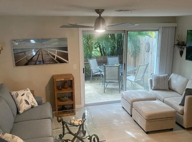 Coastal Townhome In Jupiter 1 Mile To Beach!