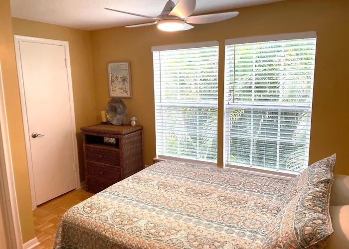 Coastal Townhome In Jupiter 1 Mile To Beach!