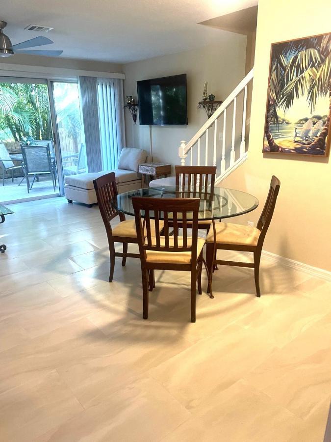 Coastal Townhome In 1 Mile To Beach!
