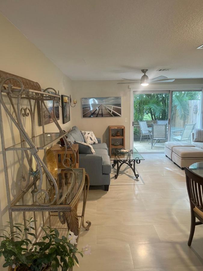 Coastal Townhome In 1 Mile To Beach!
