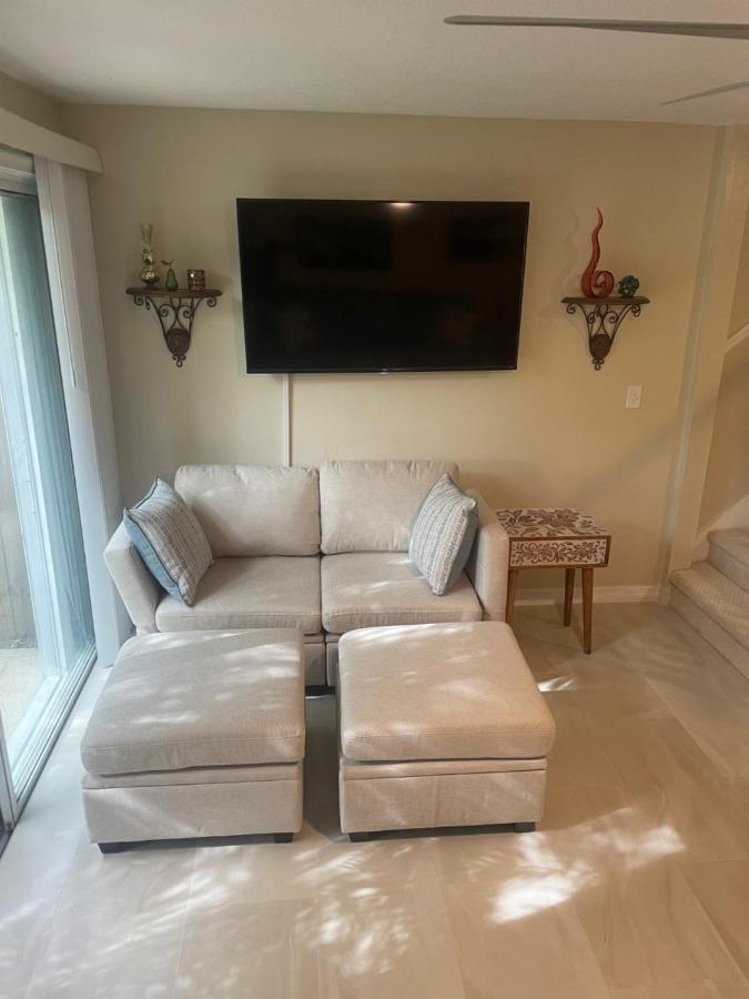 Coastal Townhome In 1 Mile To Beach! Holiday home Jupiter