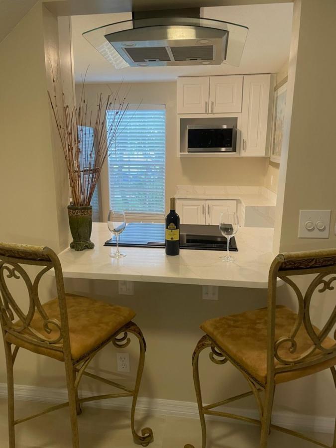 Coastal Townhome In 1 Mile To Beach! Holiday home *