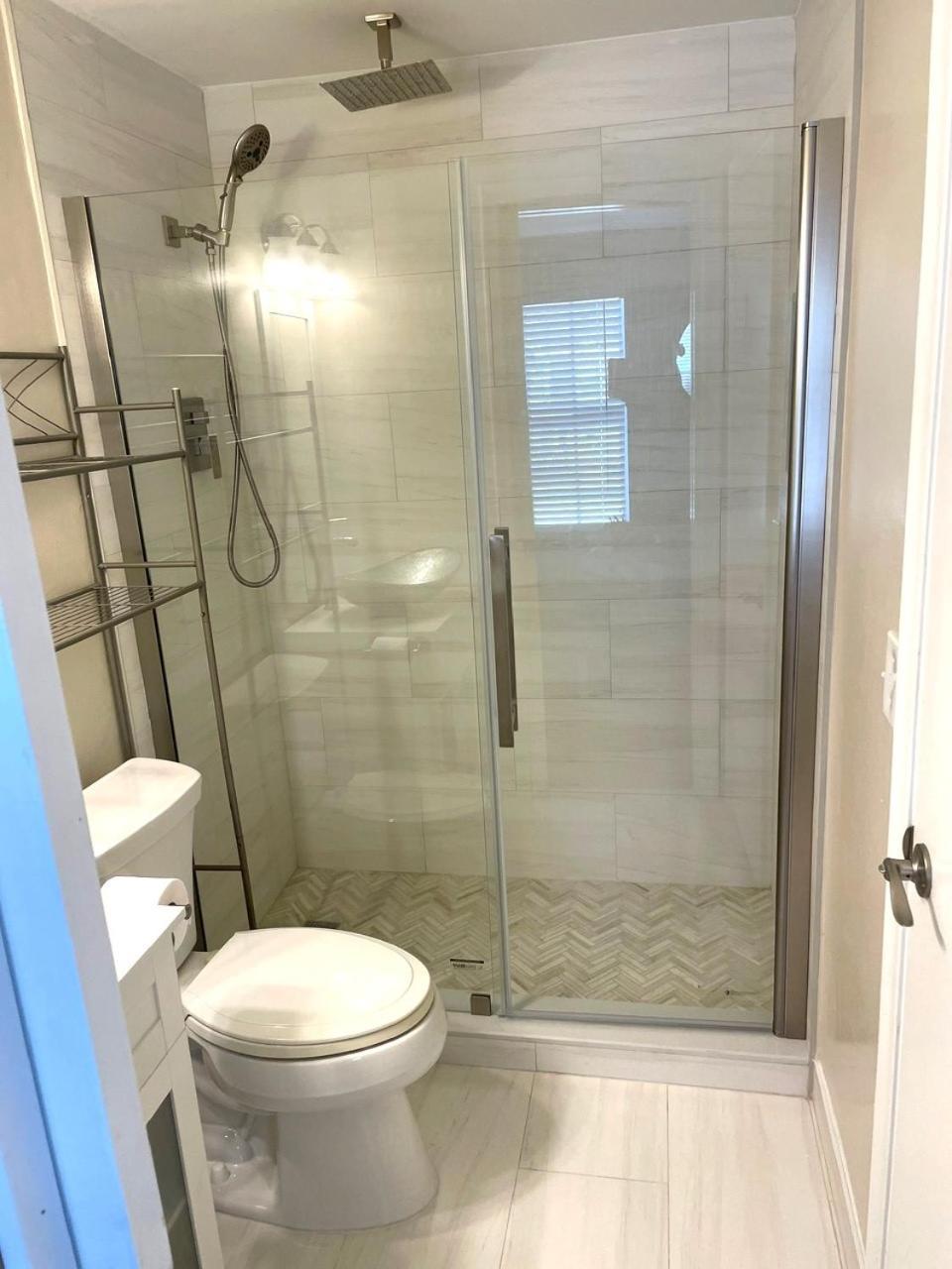 Coastal Townhome In 1 Mile To Beach!