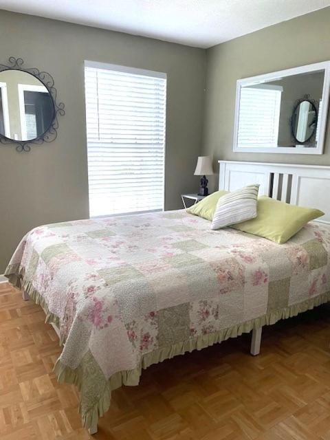 Coastal Townhome In 1 Mile To Beach! Holiday home *